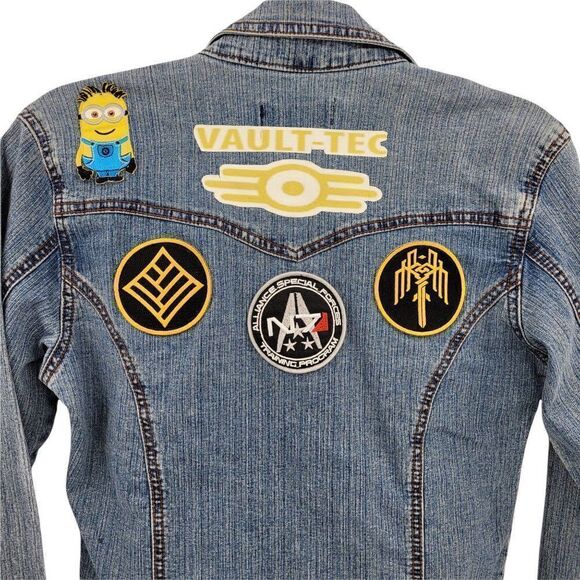 AC 3998 Upcycled Patches Stretch Jean‎ Jacket Light Wash Minion Patch Button - Picture 1 of 8